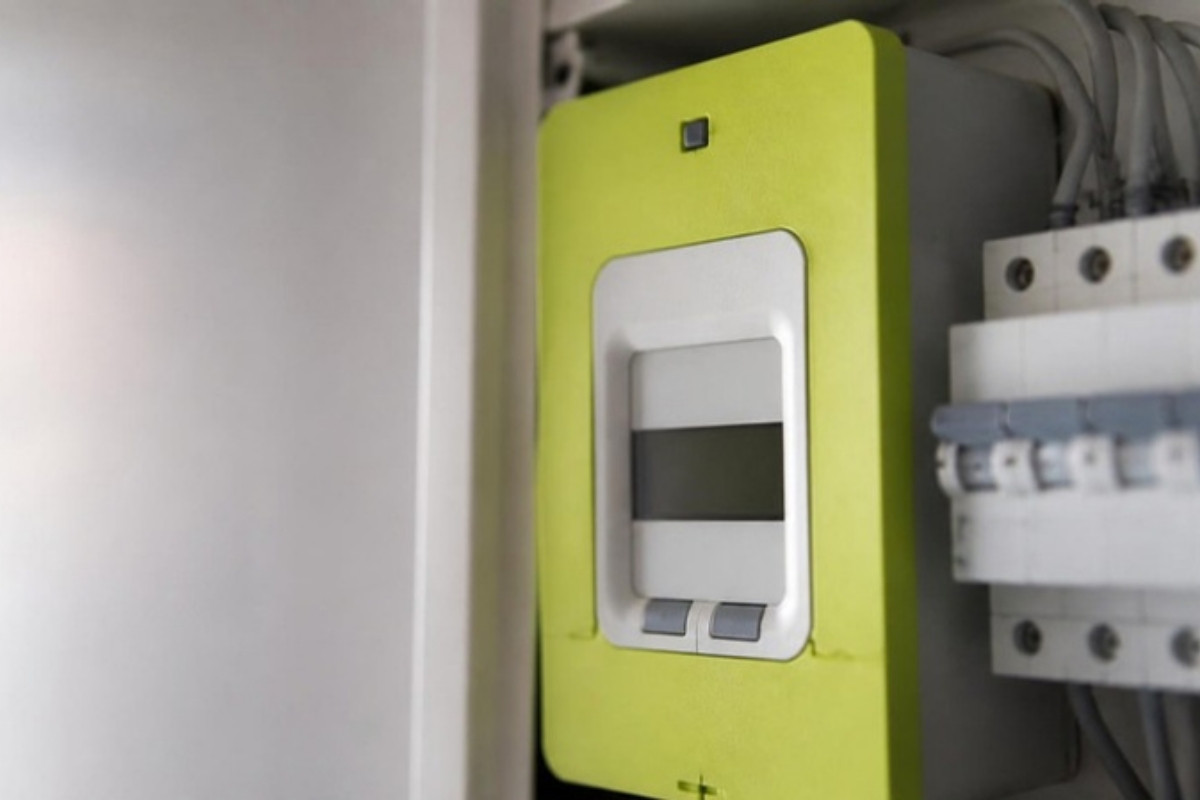 Compteur électrique communicant installé dans le tableau électrique d'un logement