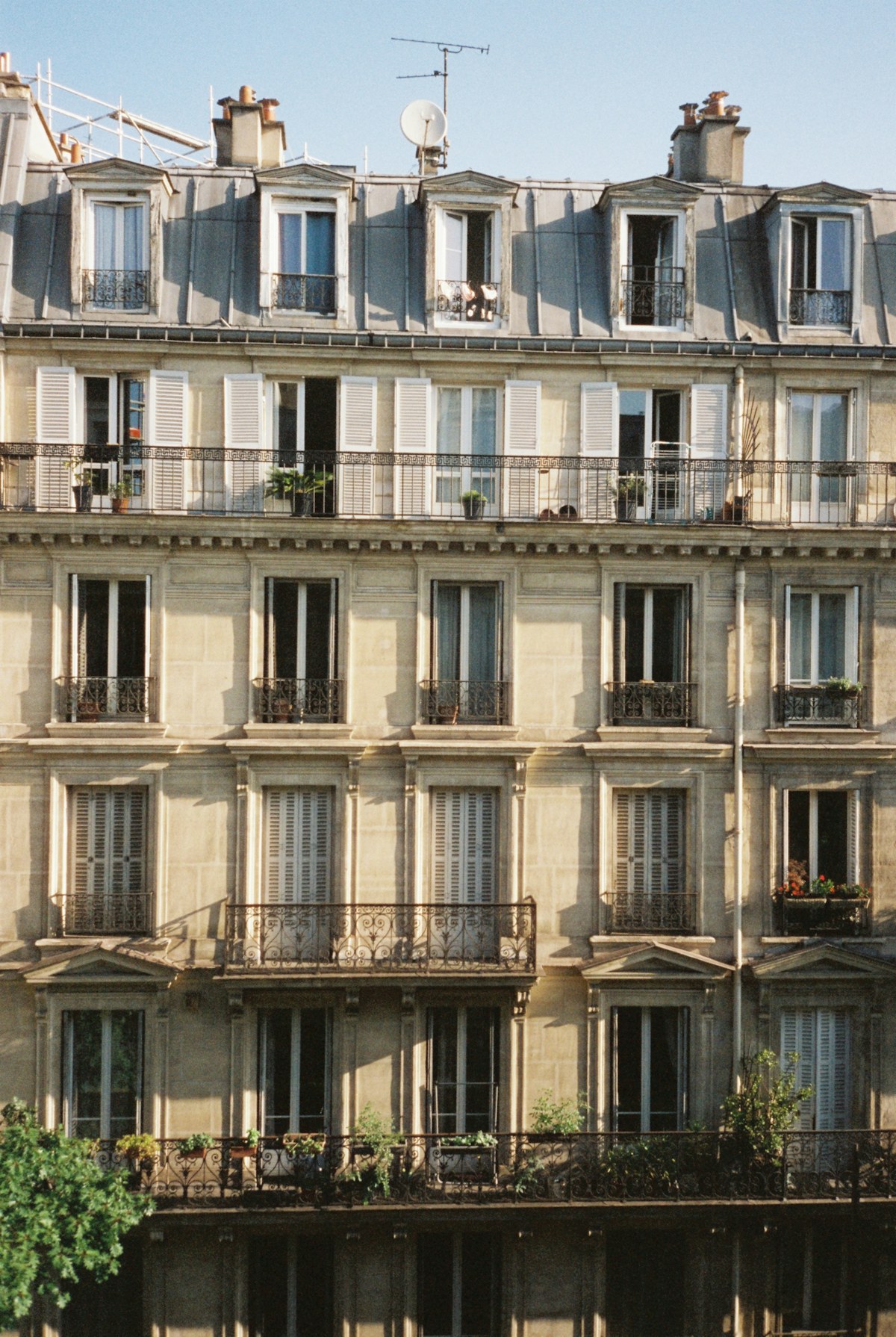 Façade d'un immeuble d'habitation en copropriété avec des fenêtres alignées sur plusieurs étages