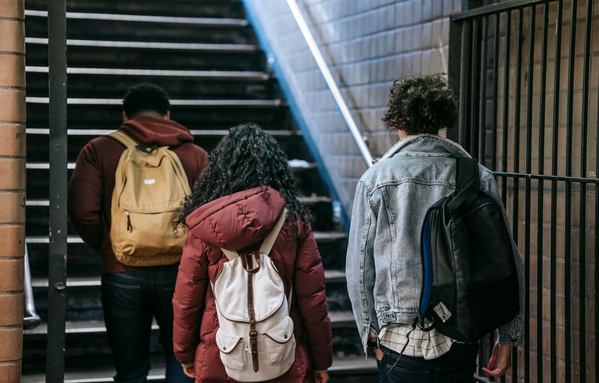 Groupe d'élèves avec leurs sacs à dos avant le départ d'un voyage scolaire